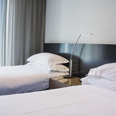 The Como Melbourne Dış mekan fotoğraf A lamp on a bedside table