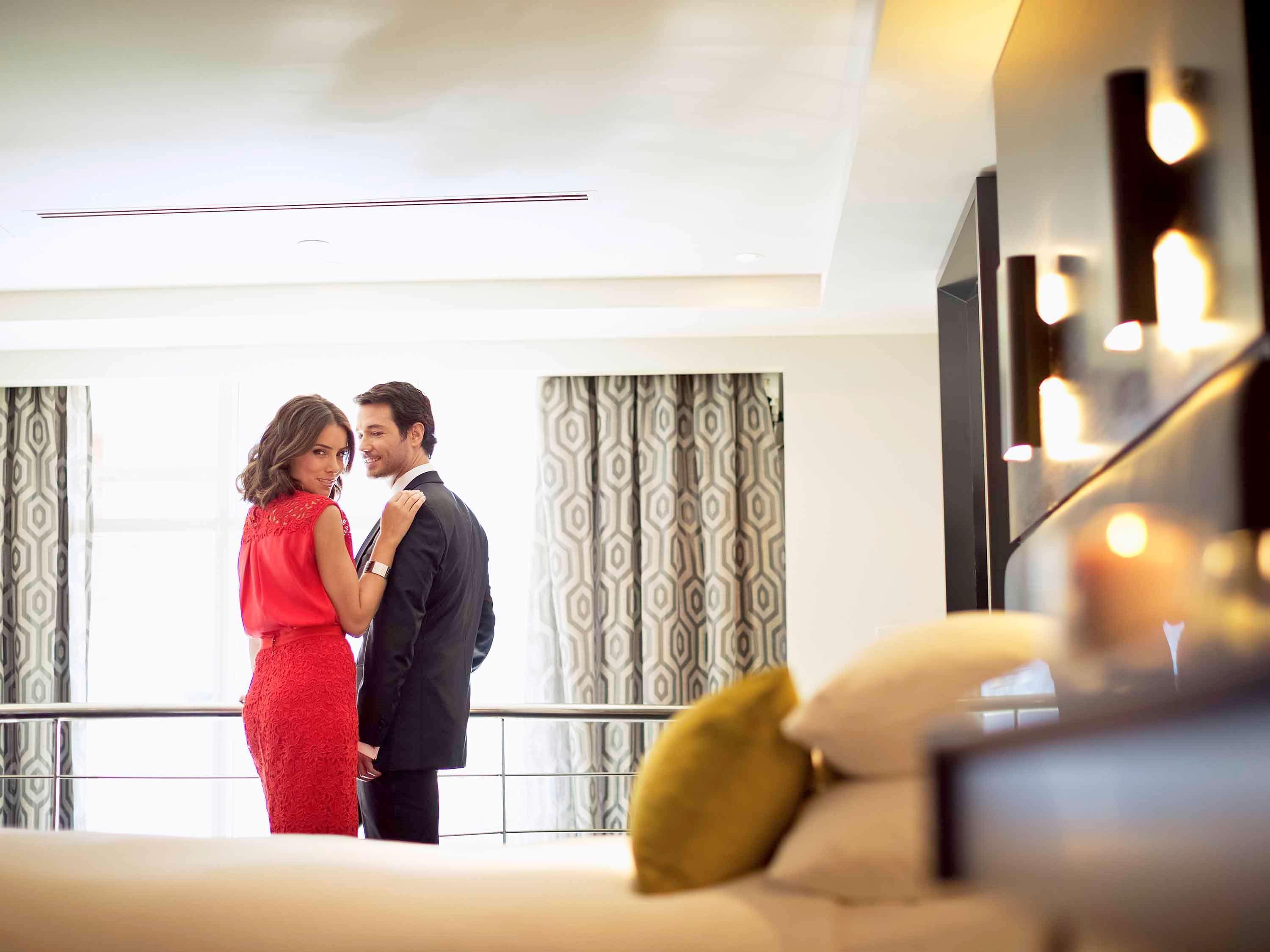 The Como Melbourne Dış mekan fotoğraf A couple in a hotel room
